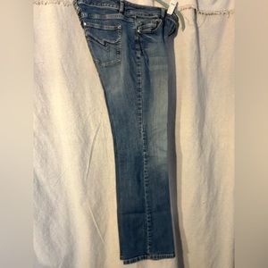 White House/Black Market, jeans size 6R , color : blue faded! Very nice , soft